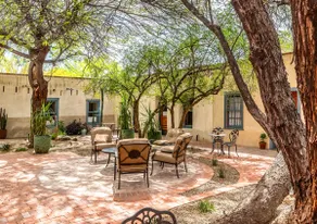 Barrio Viejo Downtown Adobe - KING Bed + Patio + Free Parking - Image 2