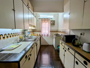 Elegant 2BHK Heritage Apartment–Bathtub & Balcony - Image 4