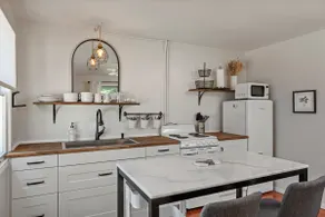 1 Bedroom Garden Apmt, Smart TV/AC, 85 Walk Score - Image 3