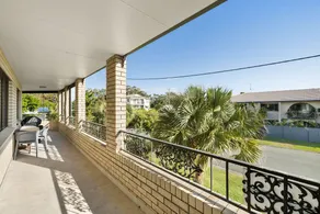 Beachside Unit In The Center Of Town - Image 4