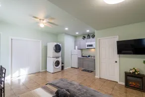 Bright & Spacious Studio w/Parking + Laundry - Image 2