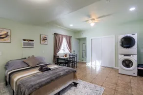 Bright & Spacious Studio w/Parking + Laundry - Image 3