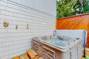 Lakefront dream with private hot tub, dock, kayaks - Image 3