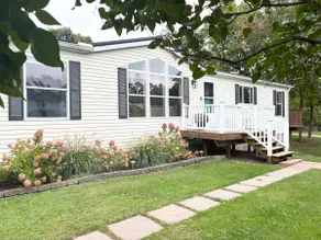 Wildflower Cottage: Lake Access & Master Suite! - Image 2