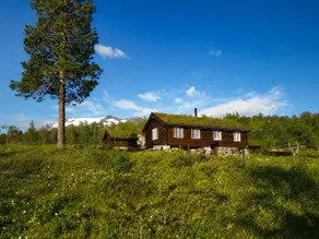 Traditional Mountain Cabin by Trolltind - Image 5