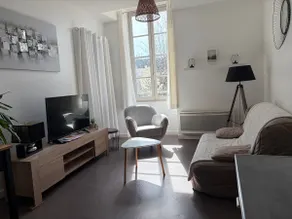 Pau Center • Queen size bed • Castle & train station within walking distance - Image 2