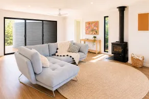 Modern family beach escape, easy walk to beach - Image 3