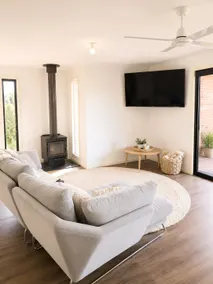 Modern family beach escape, easy walk to beach - Image 2