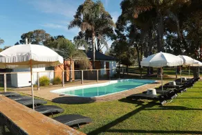 Coastal Cottage- Lakes Entrance - Image 2