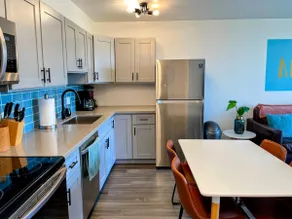 Waikiki Banyan Pineapple Suite - Image 3
