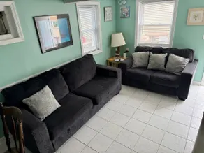 Relaxing Ocean Block Retreat - Unbeatable Location, Free Parking, Outdoor Shower - Image 4