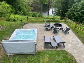 Large Hottub Chalet with Mtn Views on Lake - Image 2