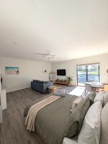 The Duck House: Modern, Rural, 3 min drive to town - Image 2