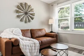 Little White House • King Bed • 1mi Downtown - Image 4