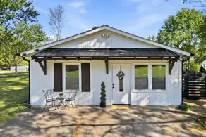 Little White House • King Bed • 1mi Downtown - Image 2