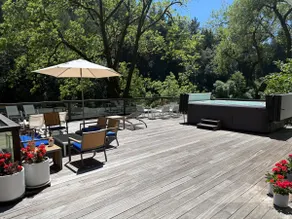 Contemporary River Retreat: Private Dock & Hot Tub - Image 5