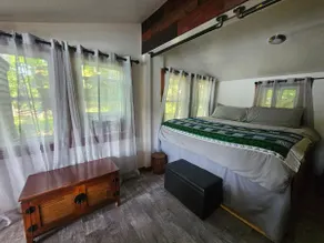 Cozy Holiday Lake Cabin - Image 4