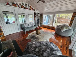 Cozy Holiday Lake Cabin - Image 3