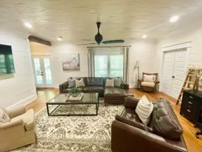 Luxury Farmhouse near McDonough Square - Image 4