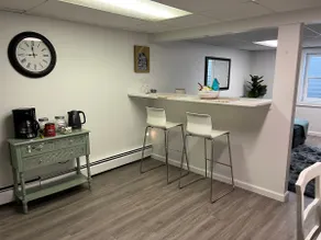 Cozy 1 bedroom apartment w/ heated pool - Image 3