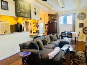 Secluded Cozy Cottage in Historic Downtown - Image 2