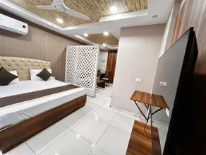 Royal Fantastic Sweet Apartment - Image 3