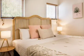 Banksia at Whitesands - Villa 5 Loft-Style Living by the Bay - Image 3