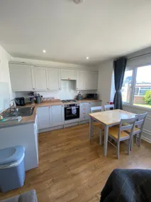 Beau - Brambles Chine, Colwell Bay, Nr Yarmouth - 5 star WiFi - Short walk to The Hut and beach - Ferry offers - Image 2