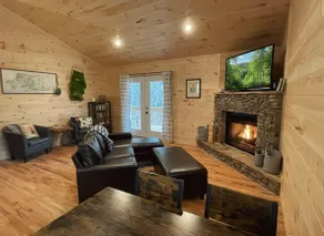 Hiker’s Hideaway | Private Hot Tub Autumn Foliage - Image 3