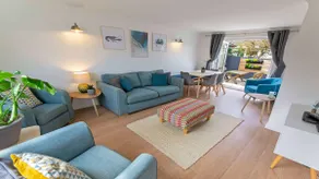 Oceanside Sleeps 6 Walk to Beach Stylish - Image 3