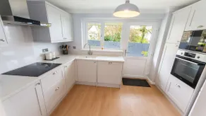 Oceanside Sleeps 6 Walk to Beach Stylish - Image 5