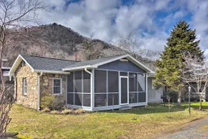 Screened Porch: 'The Rock Cottage' in Hot Springs - Image 2