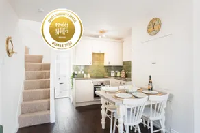 Cosy cottage in the old town, a stone's throw from Lyme Regis beach - Image 2