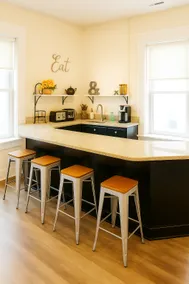 Suite 3 Eighteen - Image 2