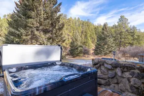 Secluded Stay in a Wonderful Creekside Getaway - Image 4