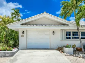 Tropical Breezes is a spacious 3bed/2bath half duplex in desirable Key Colony Beach with dockage & Cabana Club access - Image 2