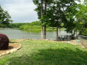Allie’s on the Rocks Pet-Friendly Lakefront Bungalow - Image 5