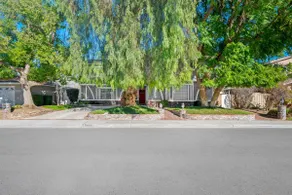 Valencia CA Stunning 3100 +sqft, 5Bed/5Bath home - Image 3