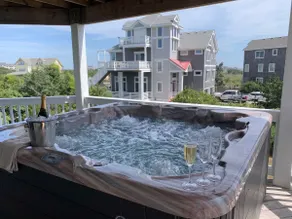 Hatteras Escape, Hot Tub, Elevator, One Min to Beach - Image 2