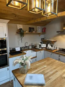 Luxurious converted stable. - Image 5