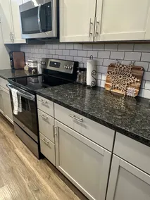 Gorgeous Modern Dwntwn 3 Bdrm/2 Bath Spacious Apt - Image 4