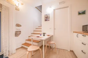 Independent apartment on two floors with courtyard - Image 3