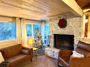 Romantic Getaway! Fireplace fire pit-fenced yard!* - Image 4