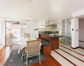 Superb main square residence - Image 3