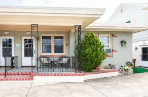 Kiwi's Cottage: Beach, Boardwalk & Pet Friendly! - Image 4