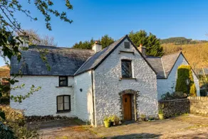 17th-century farmhouse with hot tub - Image 2