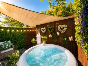 Secluded Garden Lodge with Private Hot Tub - WiFi - Close to Beach - Image 4