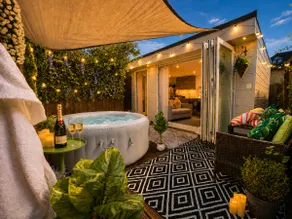Secluded Garden Lodge with Private Hot Tub - WiFi - Close to Beach - Image 2