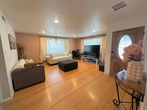 Spacious 6 Bedrooms, 5 queen and one king bed - Image 2