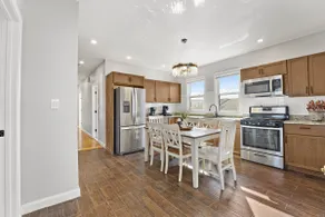 4BR Steps to Train to Downtown | Parking - Image 3